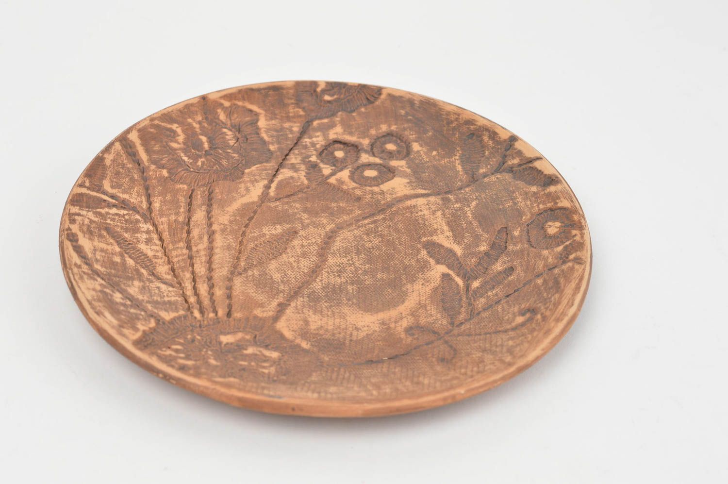 Ungewöhnlicher flacher runder brauner Unterteller mit Muster aus Ton Handarbeit foto 2