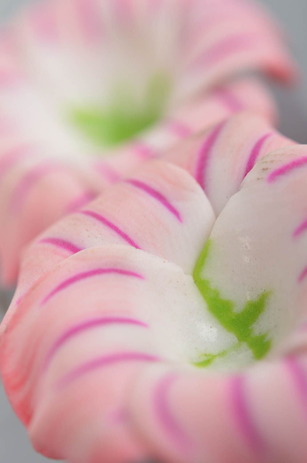 Серьги из подвесками в виде цветов из полимерной глины розовые нежные небольшие фото 4