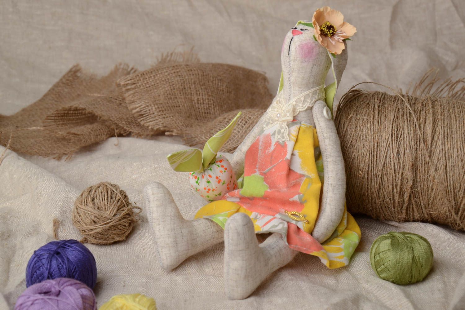 Juguete de tela de lino y algodón artesanal con forma de coneja hecho a mano foto 1