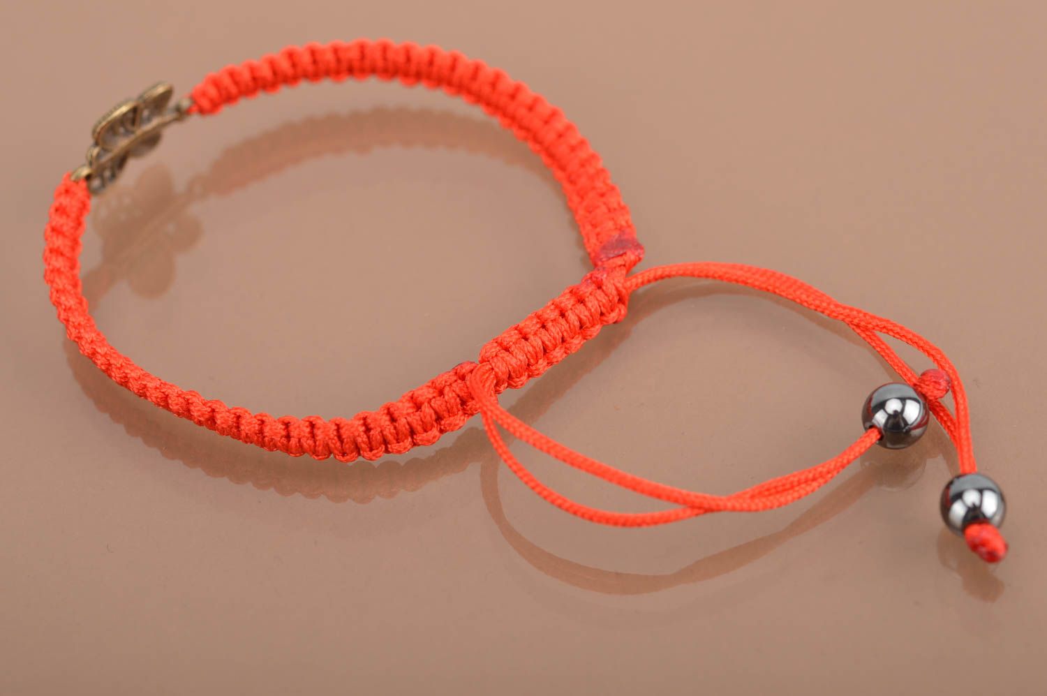 Тонкий плетеный браслет из ниток на руку красный с бабочкой ручной работы  фото 5