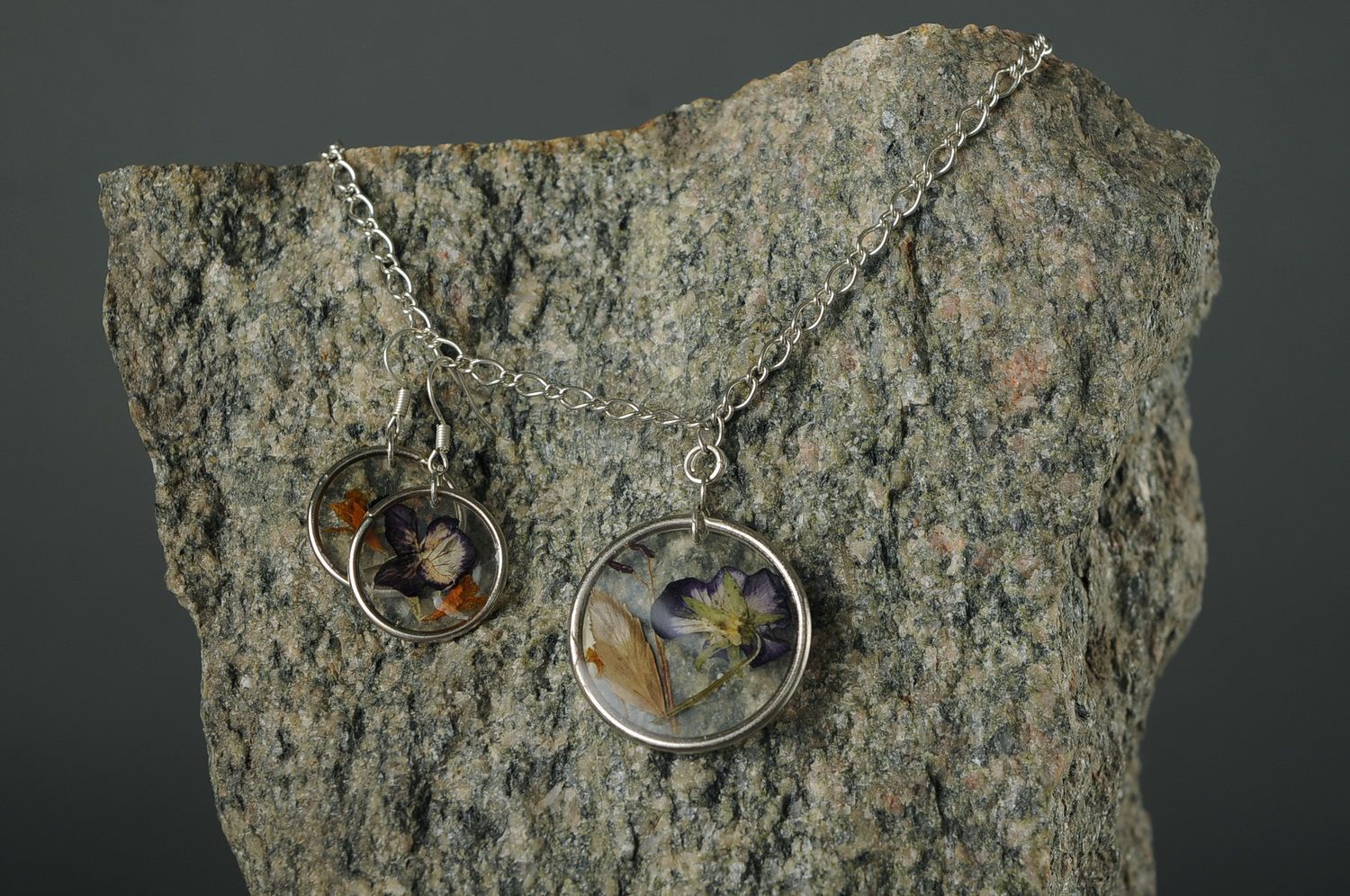 Jewelry set with natural violets flowers photo 4