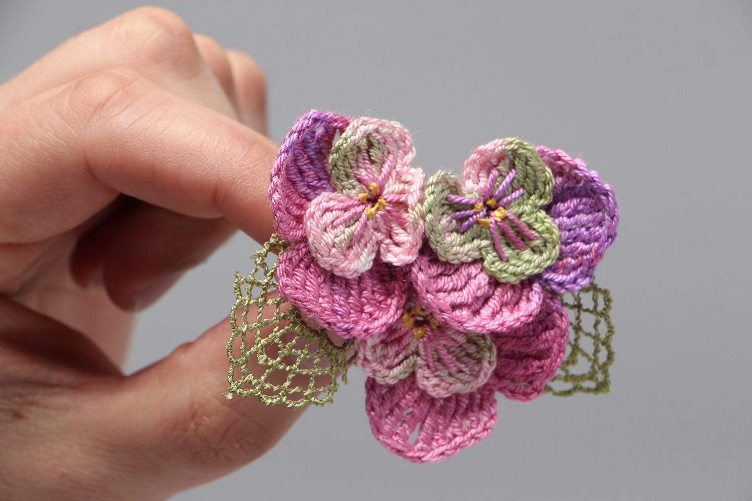 Broche tricotée à la main en fils Violettes photo 4