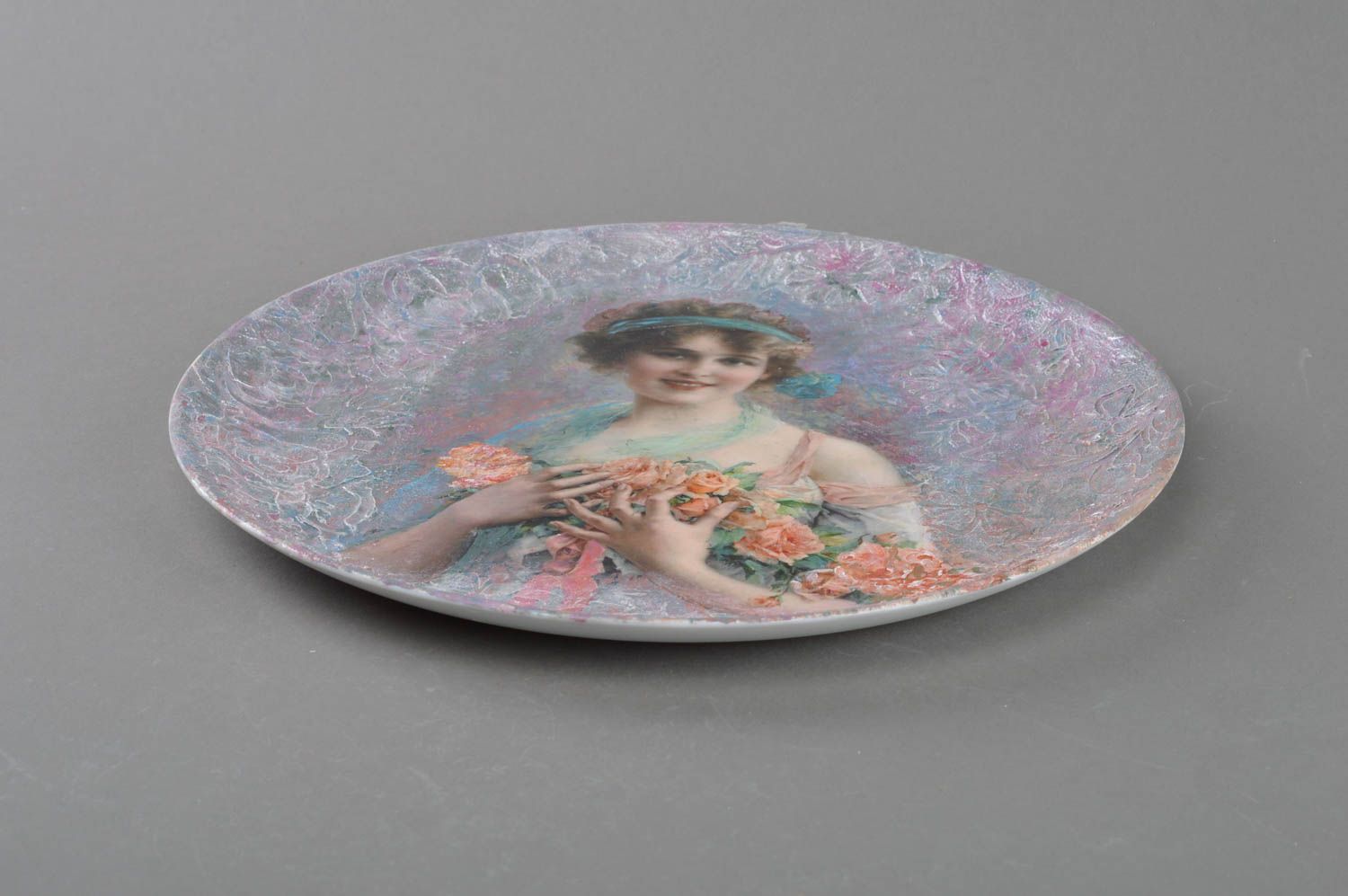Стеклянная тарелка в технике декупаж ручной работы для декора дома Девушка ретро фото 2