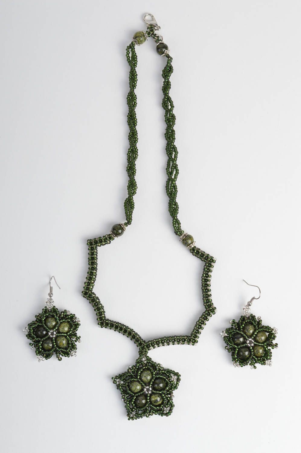 Комплект украшений с цветами из бисера колье и серьги ручной работы зеленые фото 2