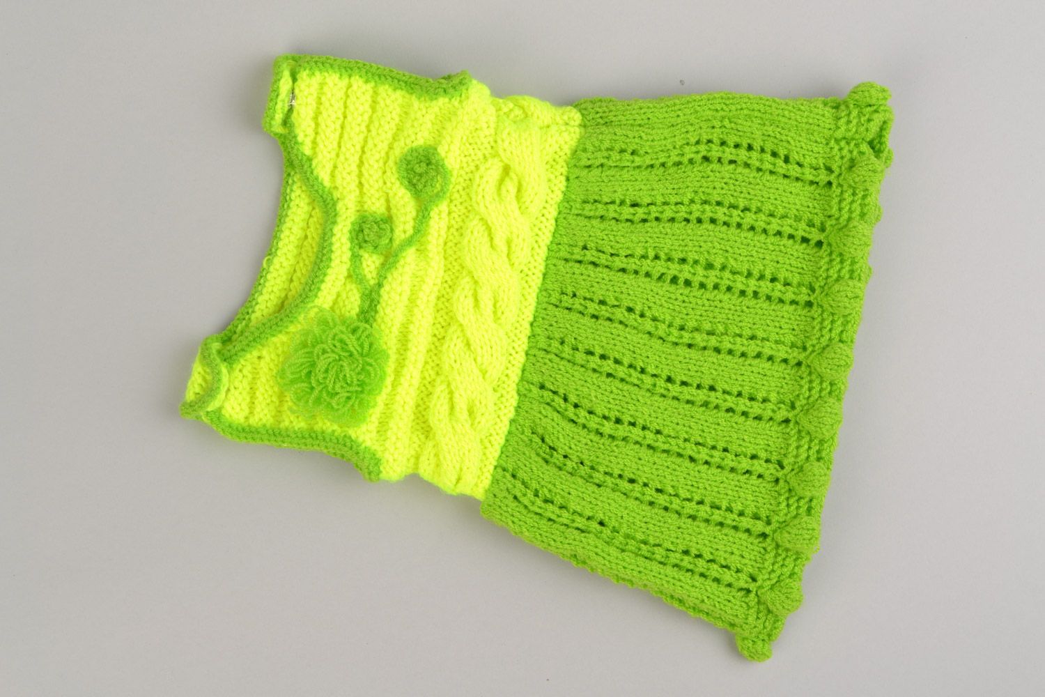 Grünes handgemachtes gestricktes Kleid für Kleidkinder aus Acrylfäden foto 1