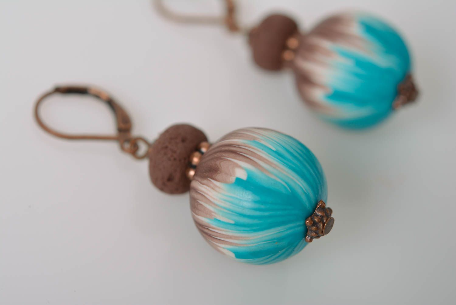 Boucles d'oreilles en pâte polymère pendantes faites main boules brun bleu photo 4