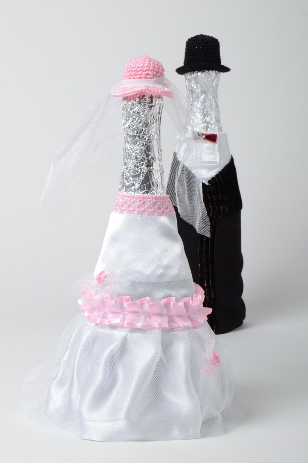 Handmade Hochzeit Tischdeko Flaschen Kleidung Brautpaar elegant schön schwarz weiß foto 3