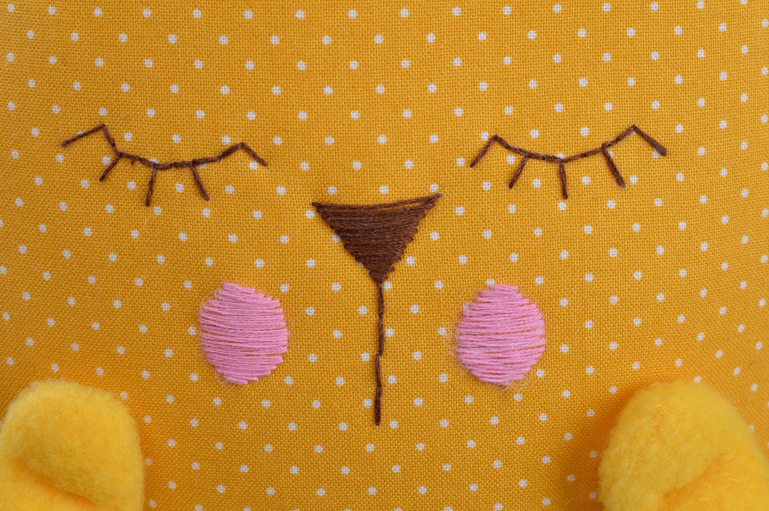 Интерьерная игрушка-подушка из хлопковой ткани ручной работы желтый котик фото 2