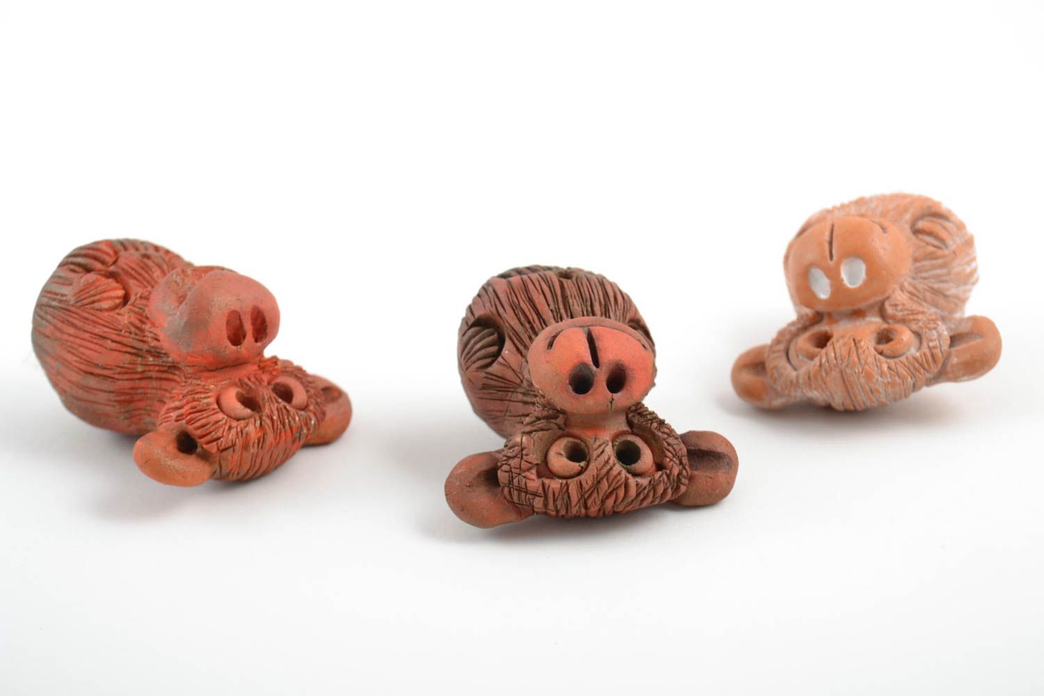 Figurine in ceramica fatte a mano set di tre scimmiette carine marroni foto 5