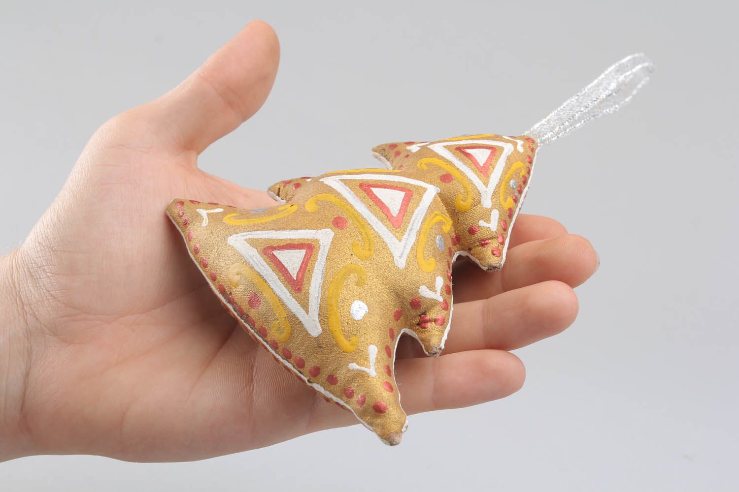 Pingente decorativo feito de tecido pintado à mão na forma de árvore de Natal foto 5