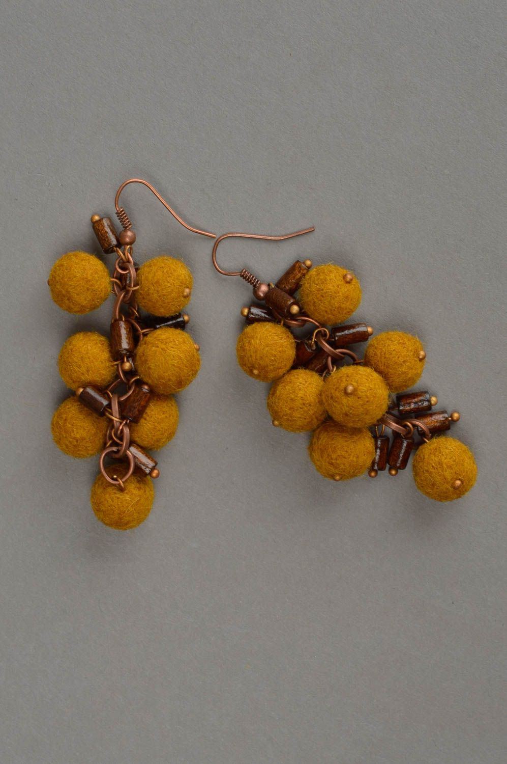 Lange originelle gefilzte Ohrringe aus Wolle Kugeln in Senffarbe handmade foto 3