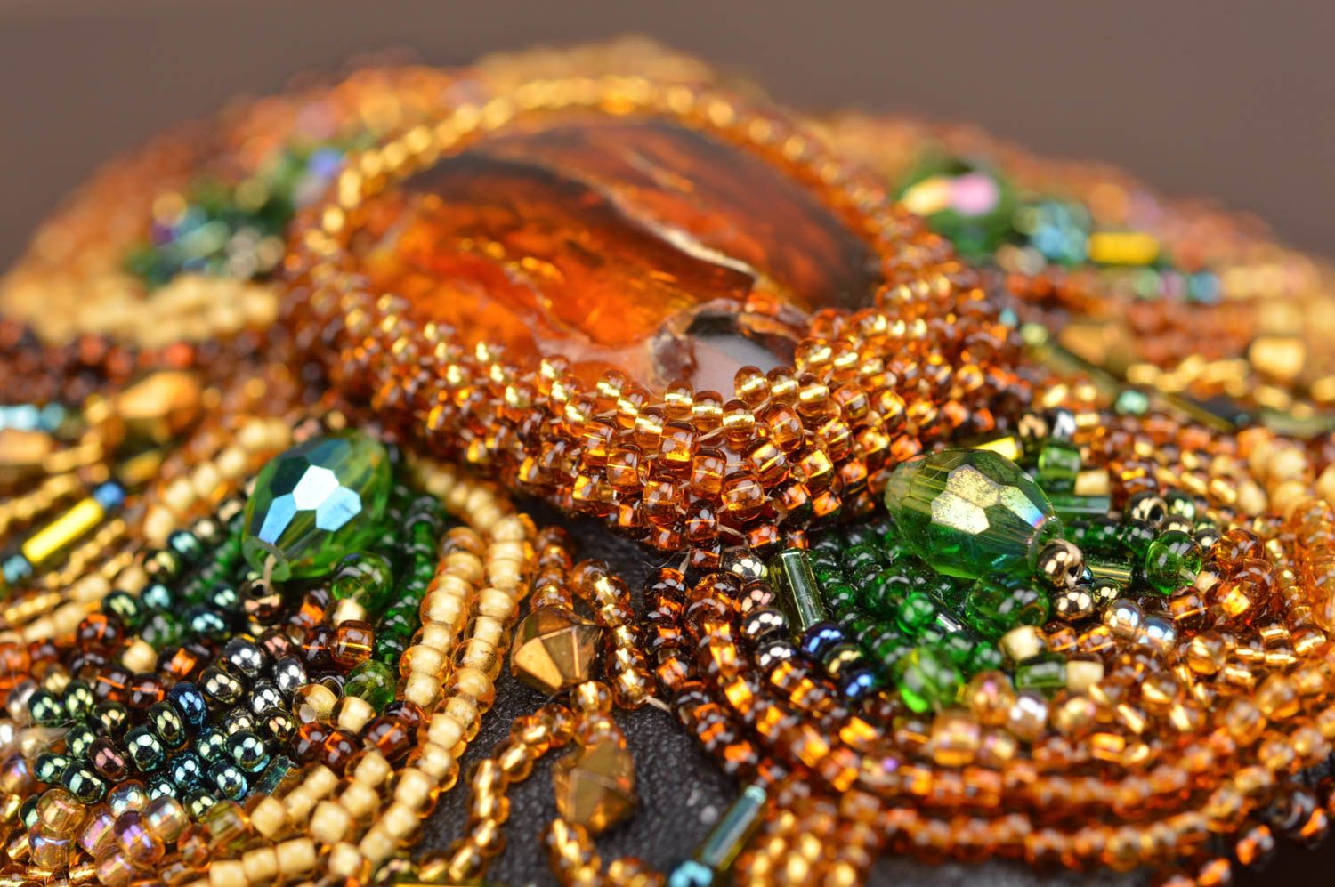Large bracelet en cuir naturel brodé de perles de rocaille avec ambre fait main photo 3