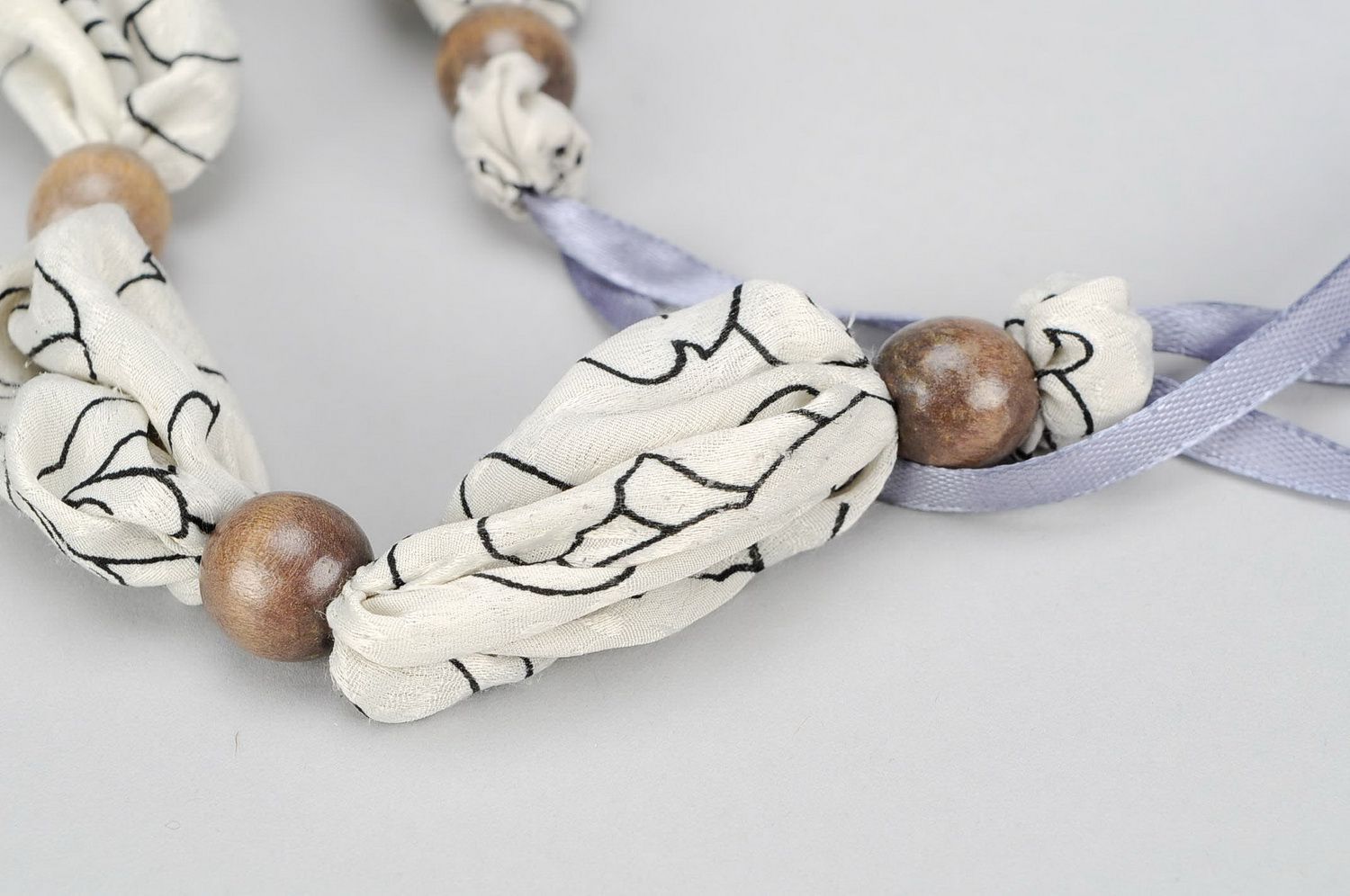 Handmade Halskette aus Holz und Atlas „Elegant Grau“ foto 3