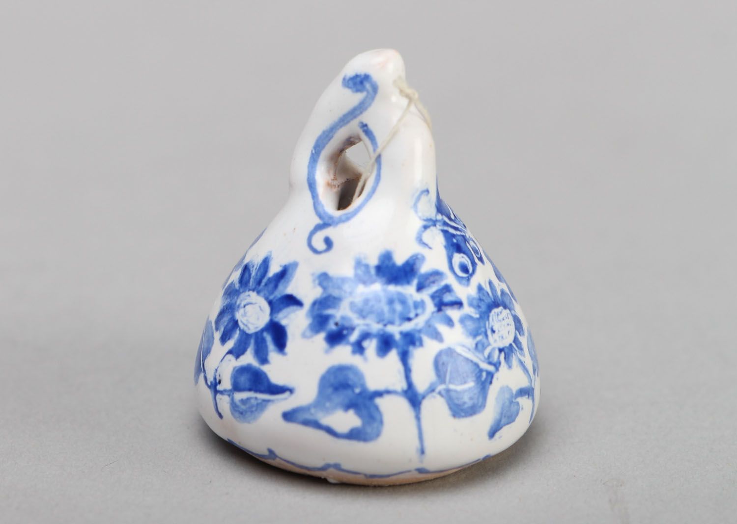 Cloche en céramique blanc bleu faite main photo 1