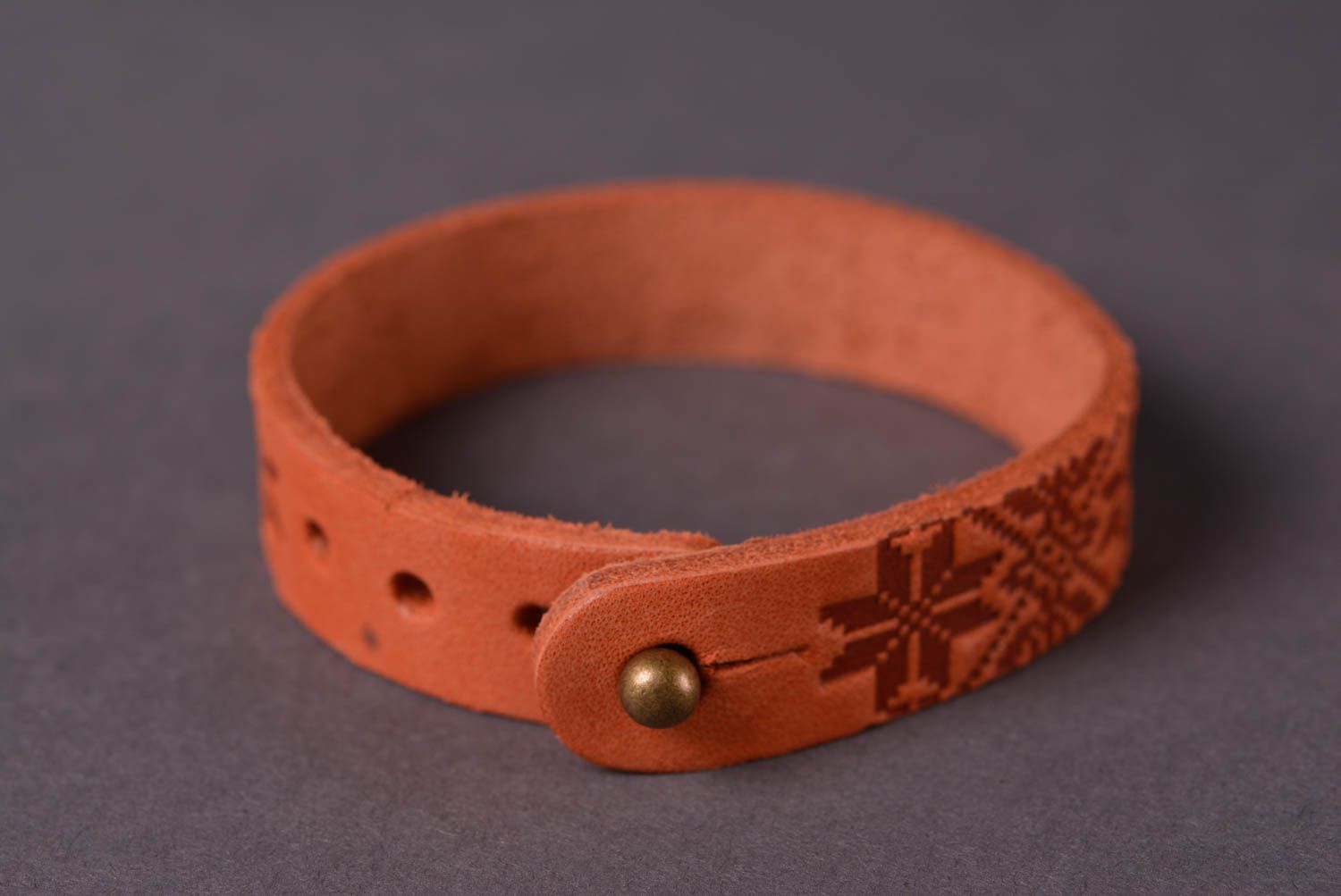Кожаный браслет ручной работы украшение из кожи бежевый браслет на руку фото 4