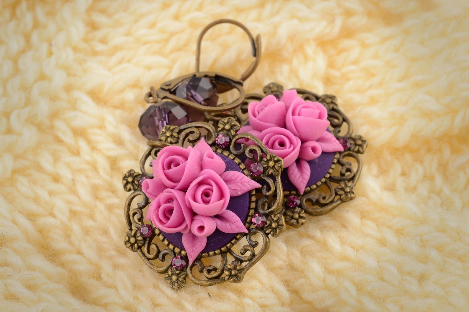 Boucles d'oreilles pendantes avec fleurs roses en pâte polymère faites main photo 1
