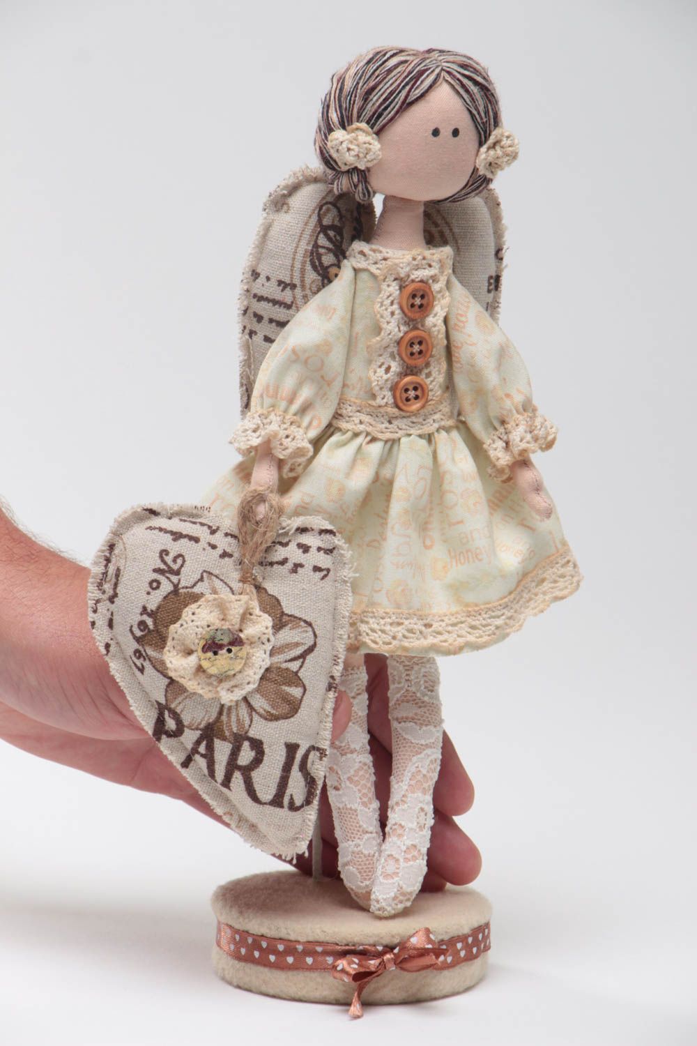 Muñeca de trapo con soporte hecha a mano original de algodón y lino Ángel foto 5