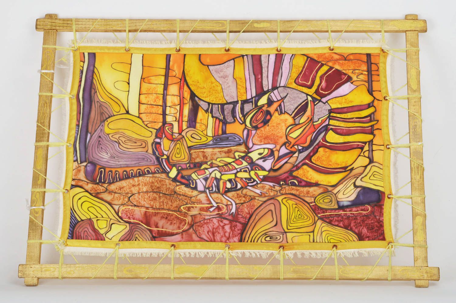 Handgemachtes Stoff Wandbild in Batik Skorpion für Interieur in Gelb und Rot foto 1