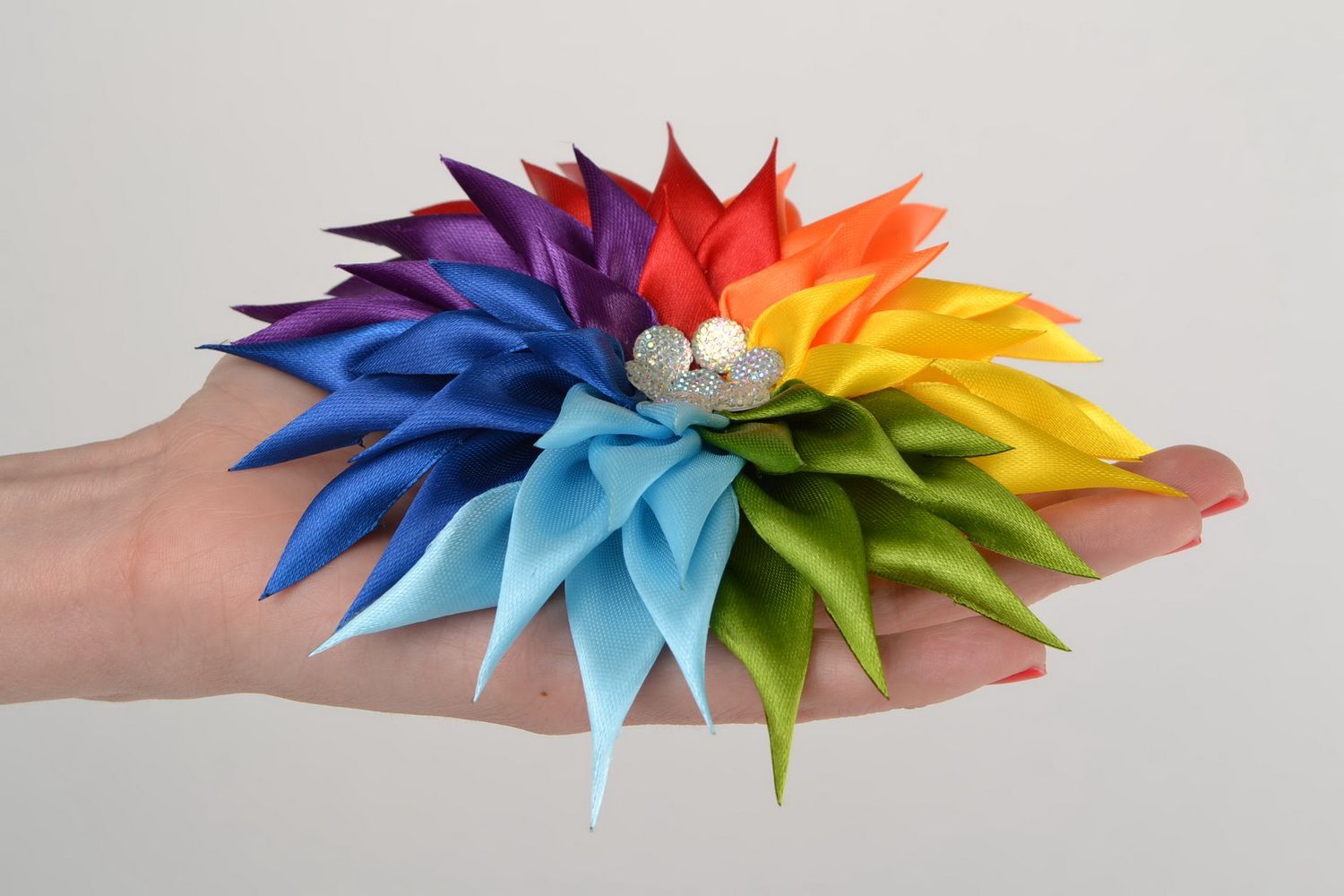 Крупная резинка для волос с цветком из лент ручной работы в технике канзаши яркая фото 2