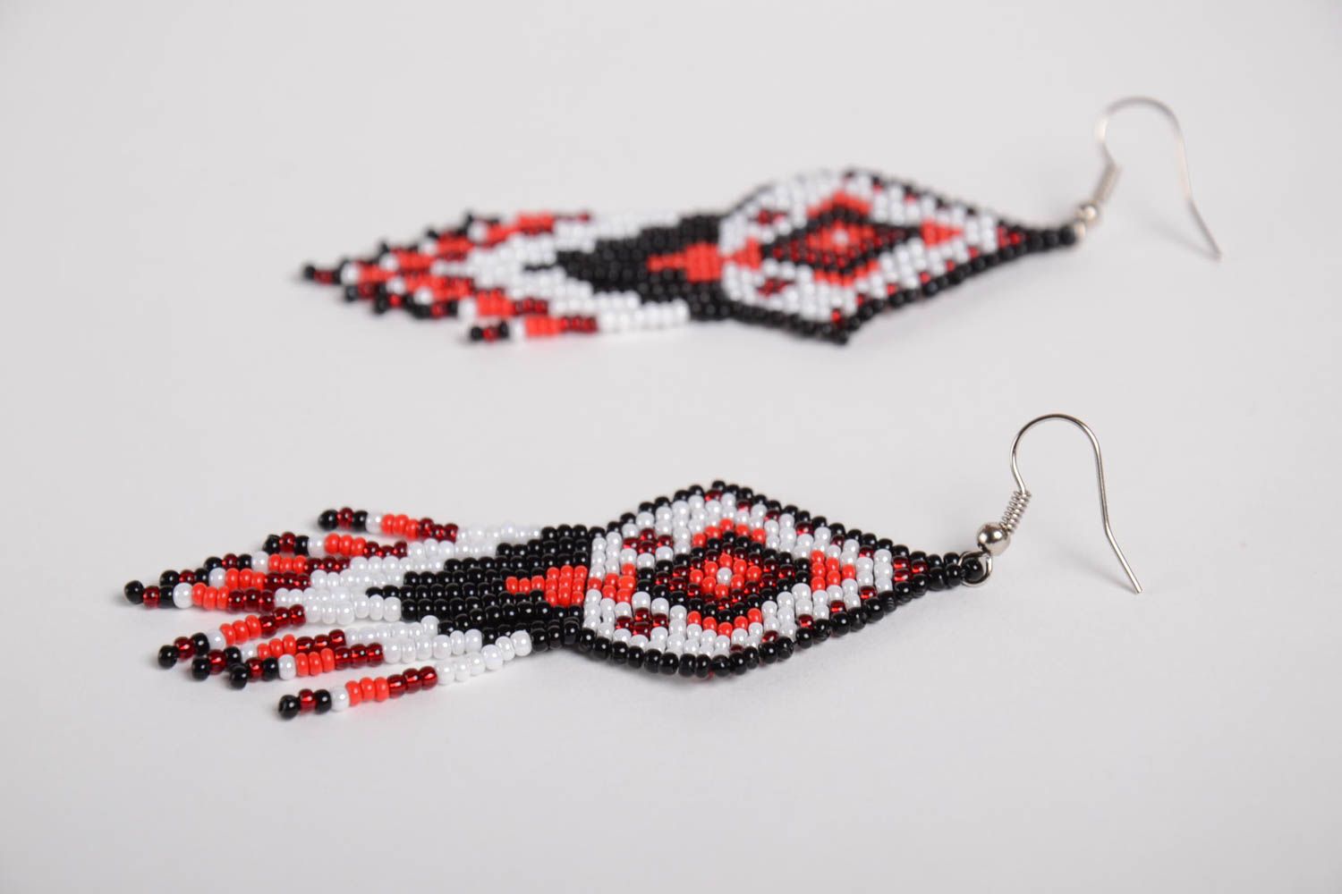 Boucles d'oreilles en perles de rocailles faites main blanc rouge noir ethniques photo 5