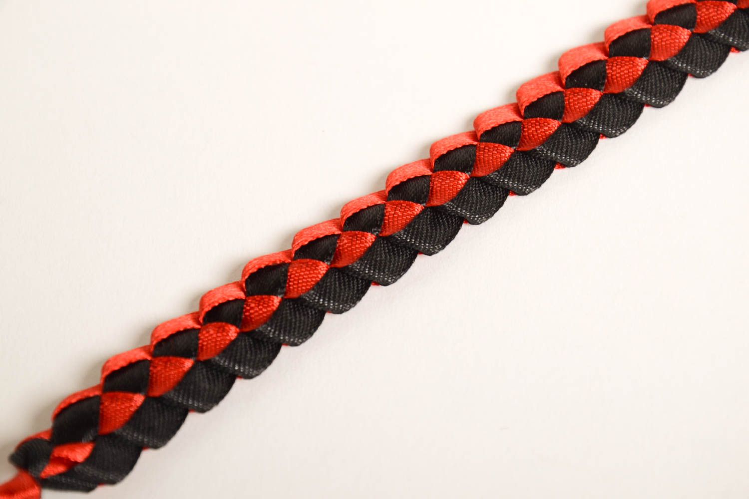 Браслет ручной работы стильный браслет черный с красным браслет из лент фото 4