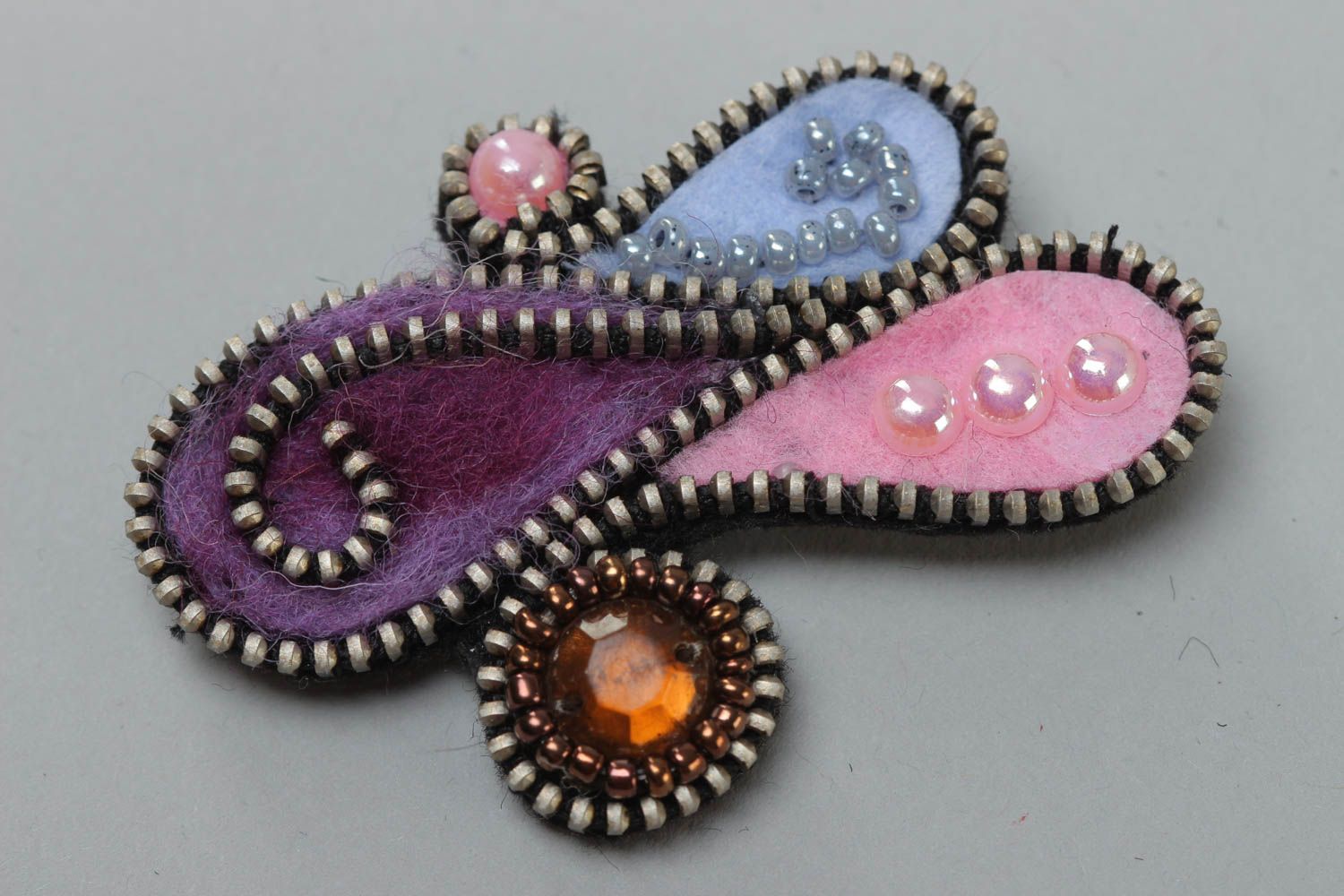Mehrfarbige stilvolle schöne Reißverschluss Brosche aus Filz in Filzen Technik für Damen foto 2