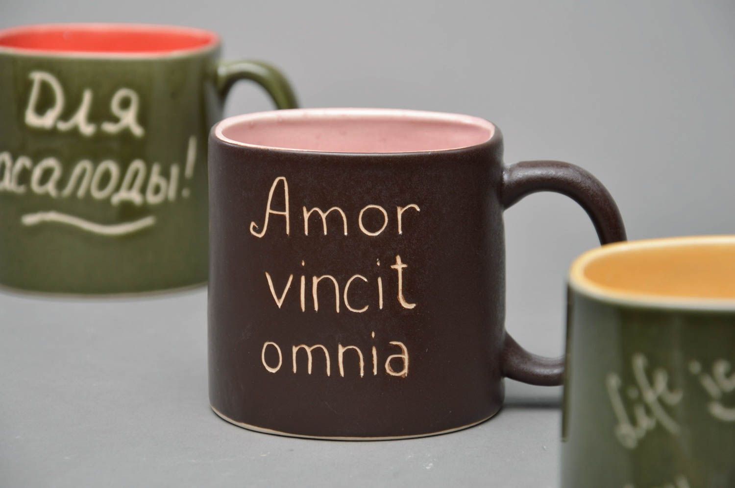 Violette handgemachte Tasse aus Porzellan mit Aufschrift Amor vincit omnia foto 1
