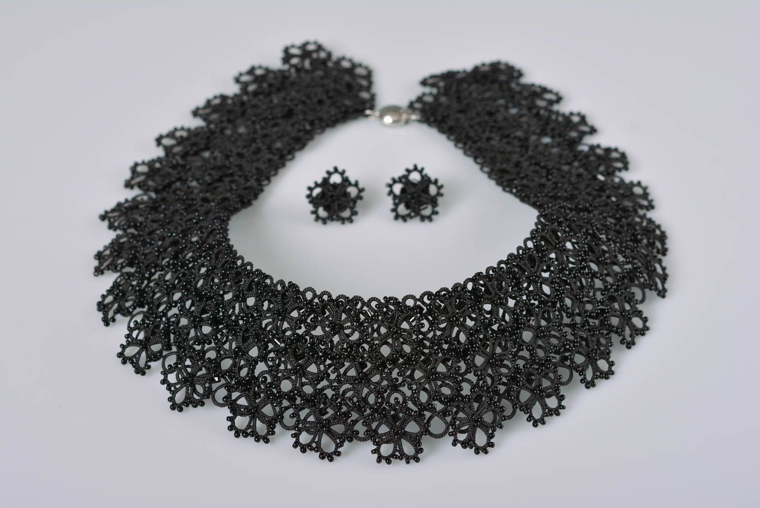 Boucles d'oreilles fait main Collier col Bijoux textiles noirs frivolité photo 1