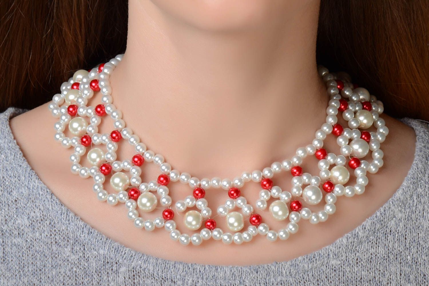 Handgemachtes originelles helles rot weißes Collier aus Plastik Perlen  foto 1