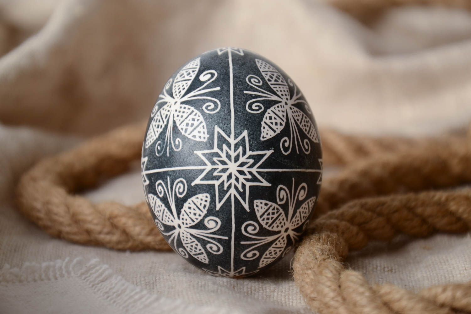 Huevo de Pascua pintado en la técnica de encerado artesanal amuleto para casa foto 1