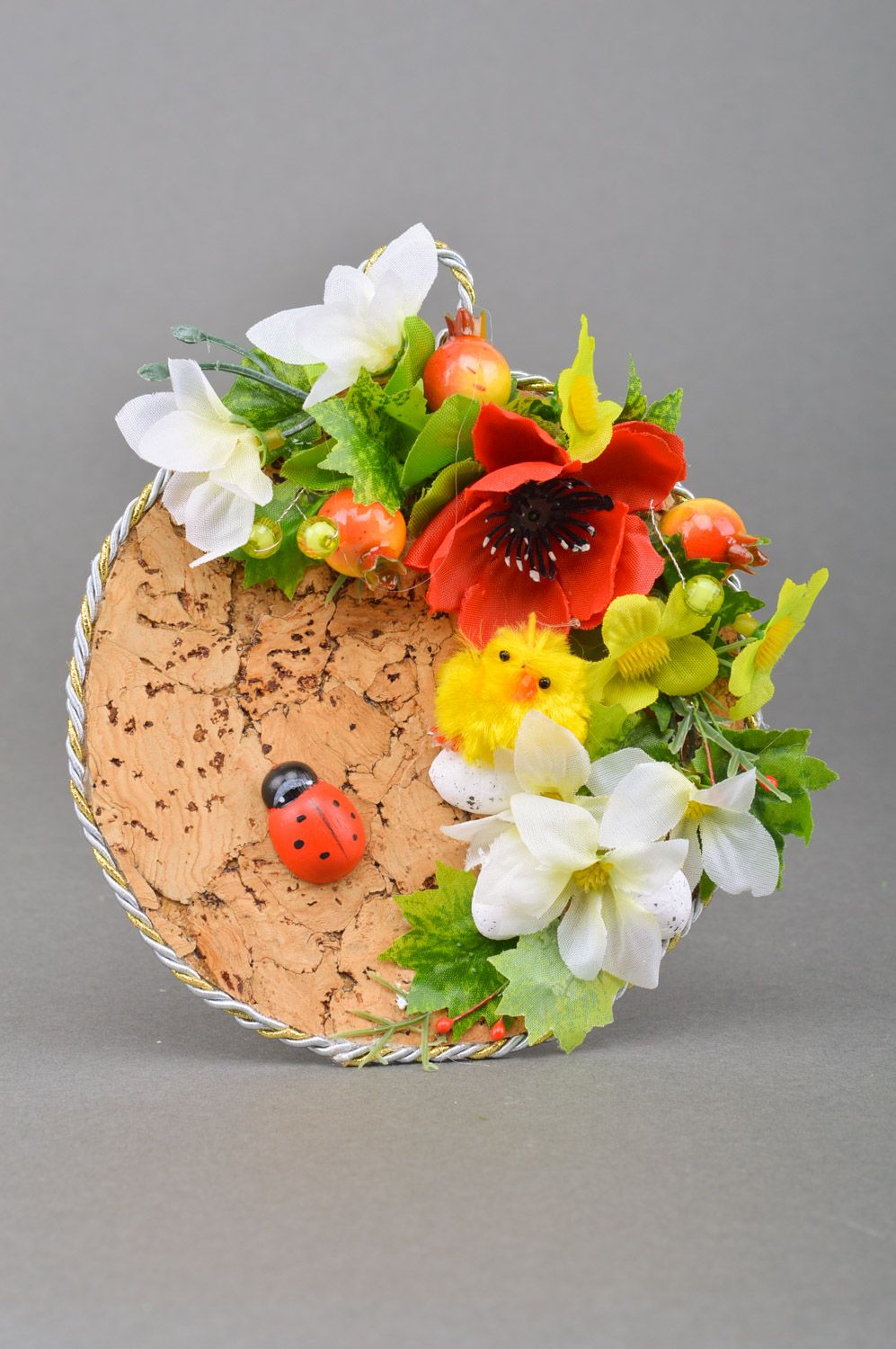 Composición redonda de flores artificiales artesanal sobre la base de corcho foto 2