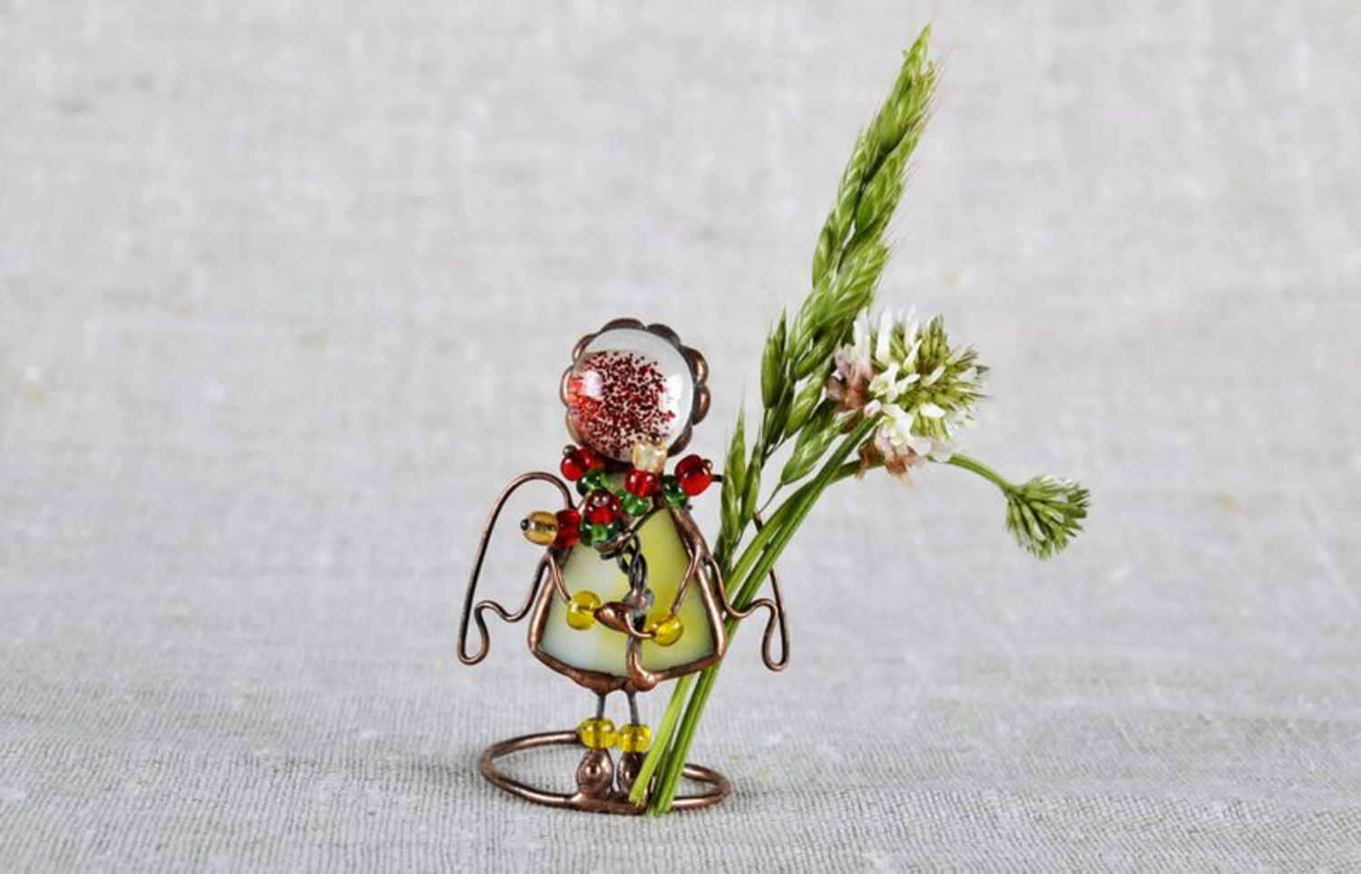 Estatuilla de vidriera de cobre y cristal multicolor Ángel con flores foto 6
