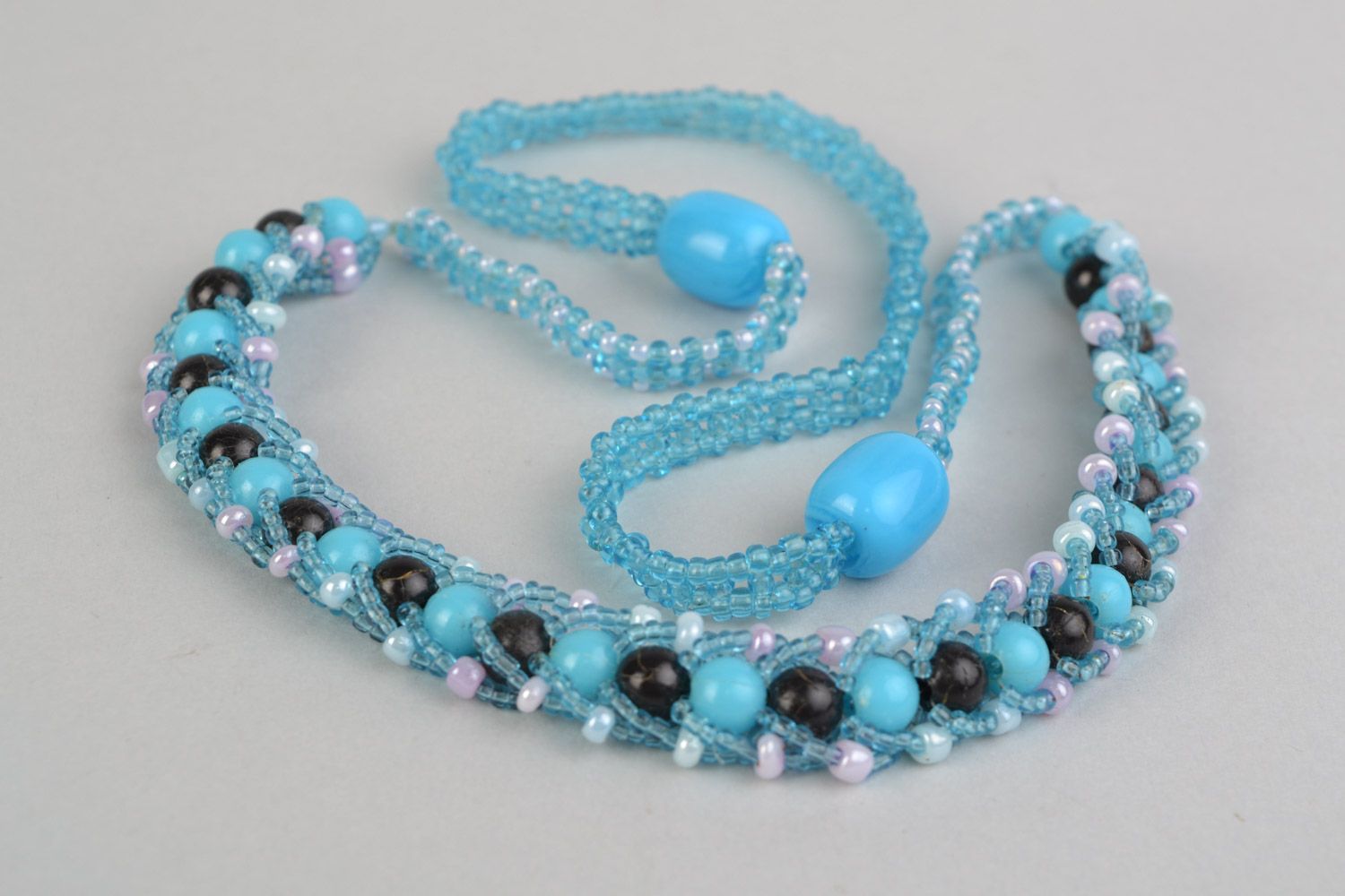 Ожерелье из бисера и бусин голубое с черным ручной работы женское красивое фото 4