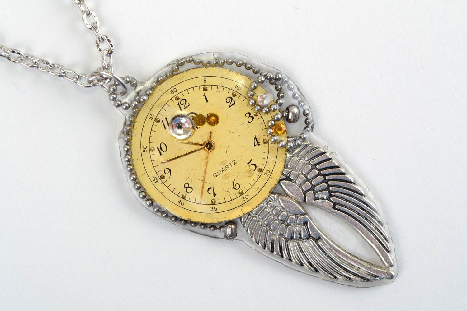 Colgante hecho a mano de metal con estampado de reloj con alas y cadena  foto 3