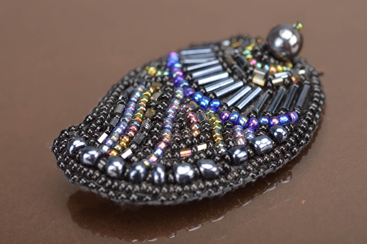 Broche en perles de rocaille brodée faite main petite accessoire pour femme photo 2