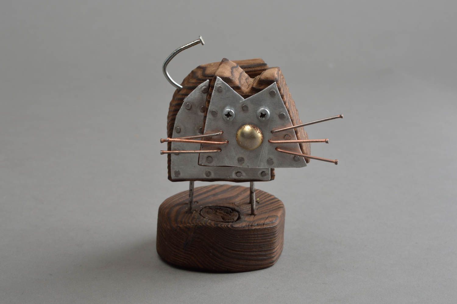Figurine chat en bois de pin et aluminium faite main originale sur support photo 2