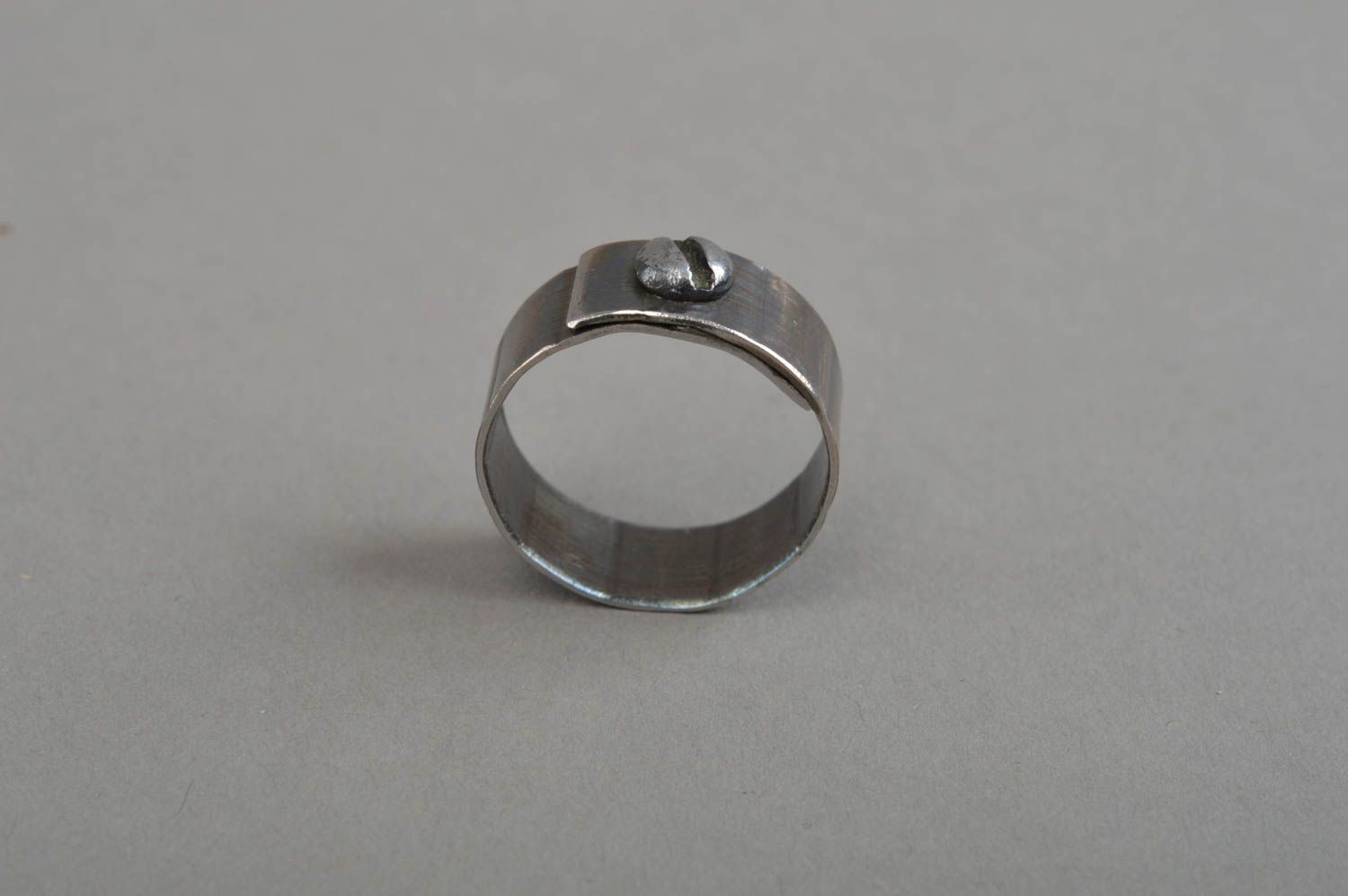 Schöner feiner eleganter handgemachter Ring aus Metall Unisex geschmiedet foto 3