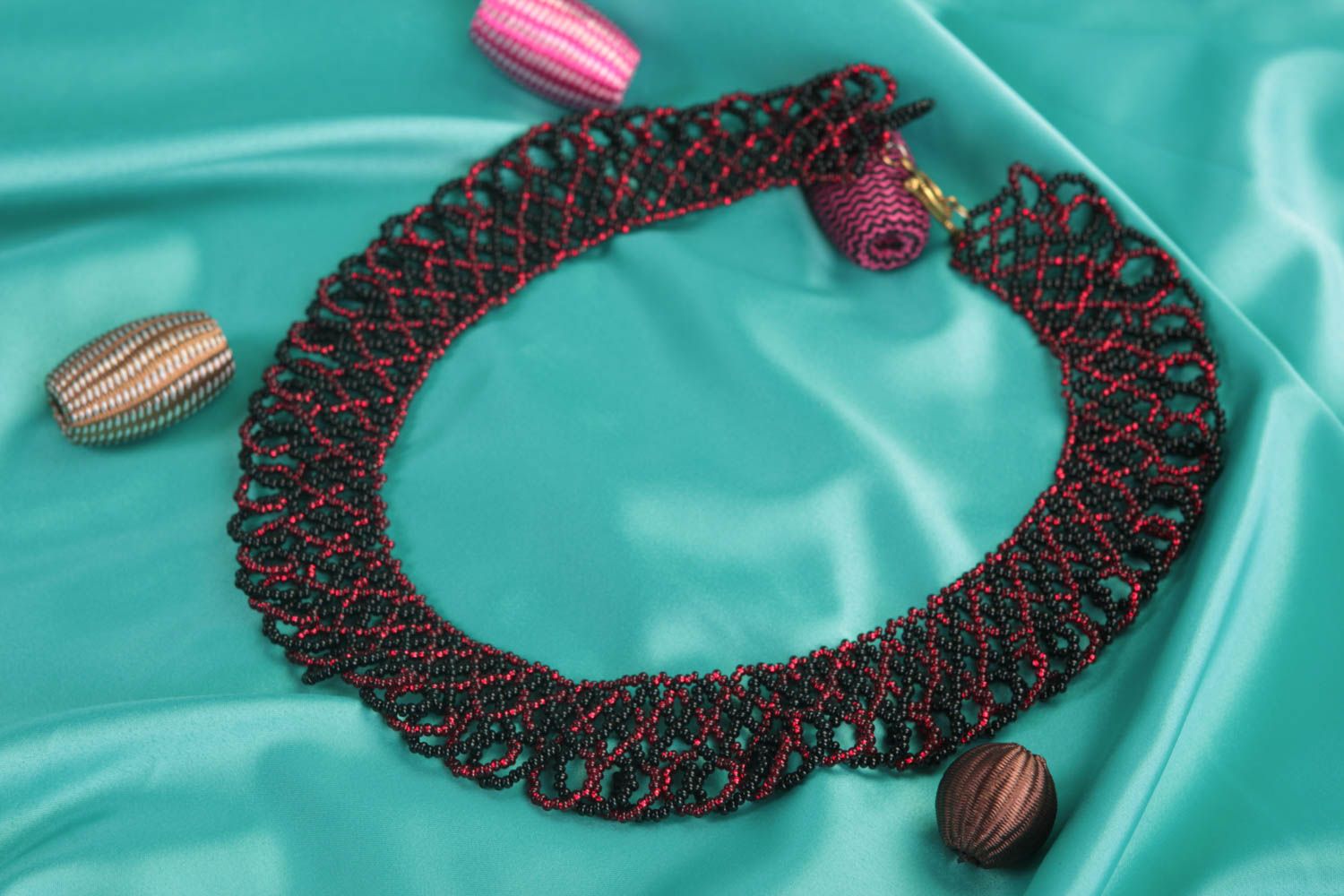 Ожерелье из бисера черное с красным красивое стильное нарядное ручная работа фото 1