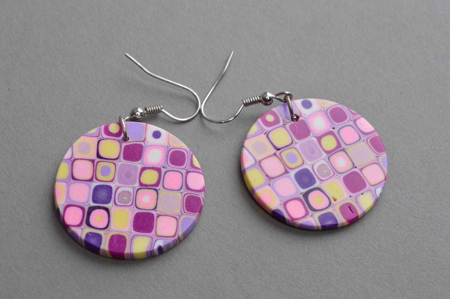 Runde handgemachte Ohrringe mit Anhängern in violetten Färbungen für Damen foto 2