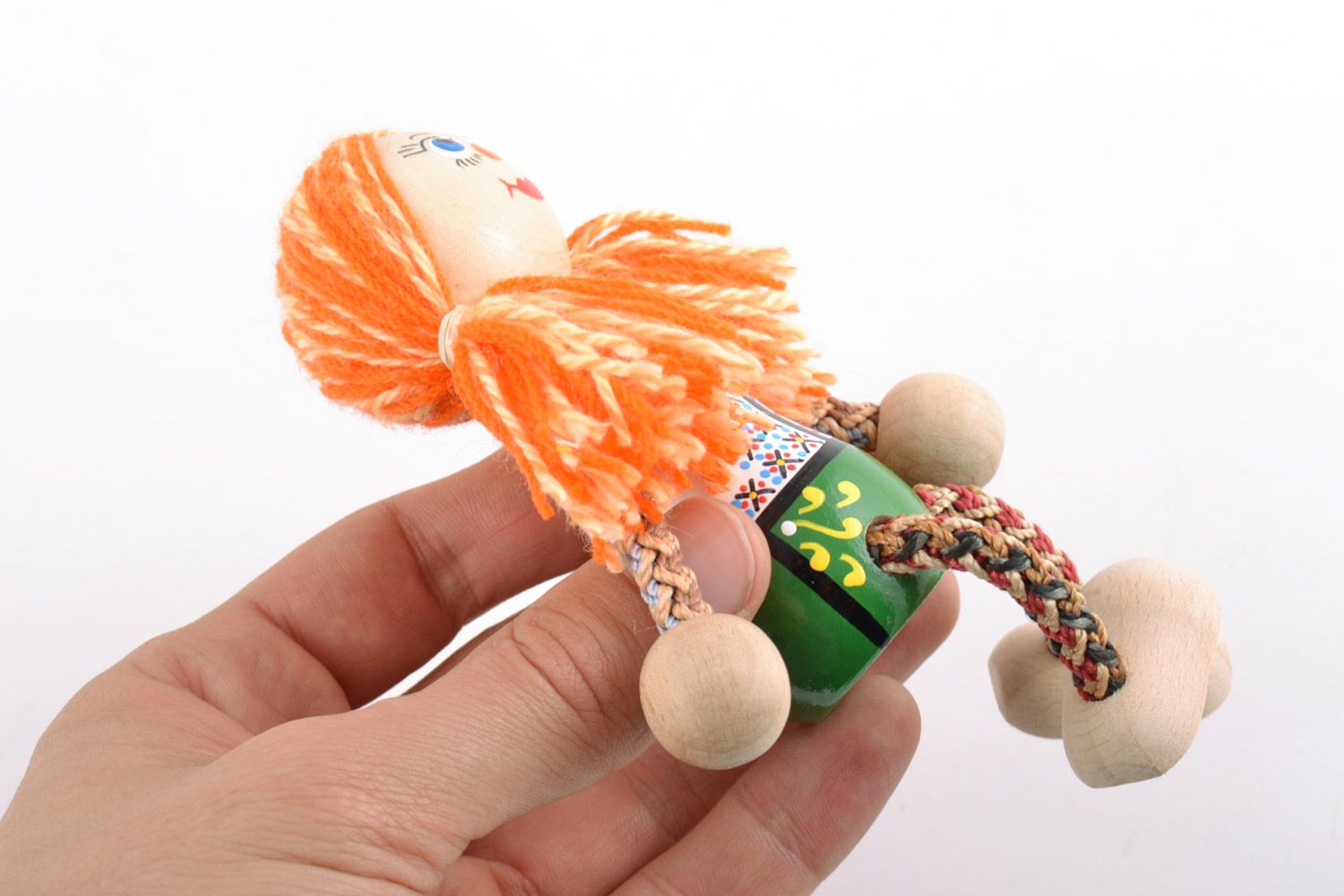 Handgemachtes bemaltes Öko Spielzeug aus Holz Puppe mit roten Haaren für Mädchen foto 2
