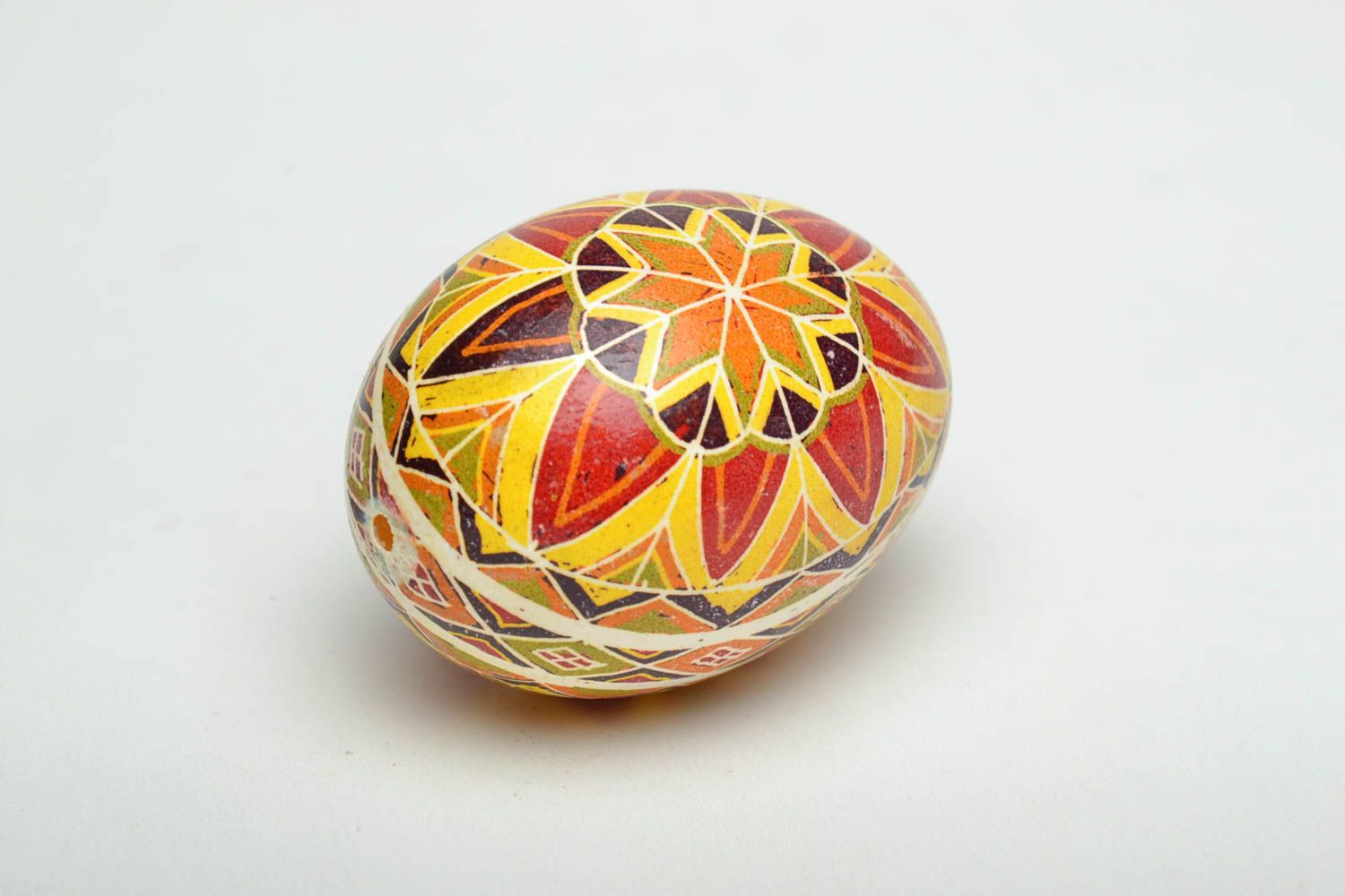 Huevo decorativo de Pascua con símbolos tradicionales foto 4