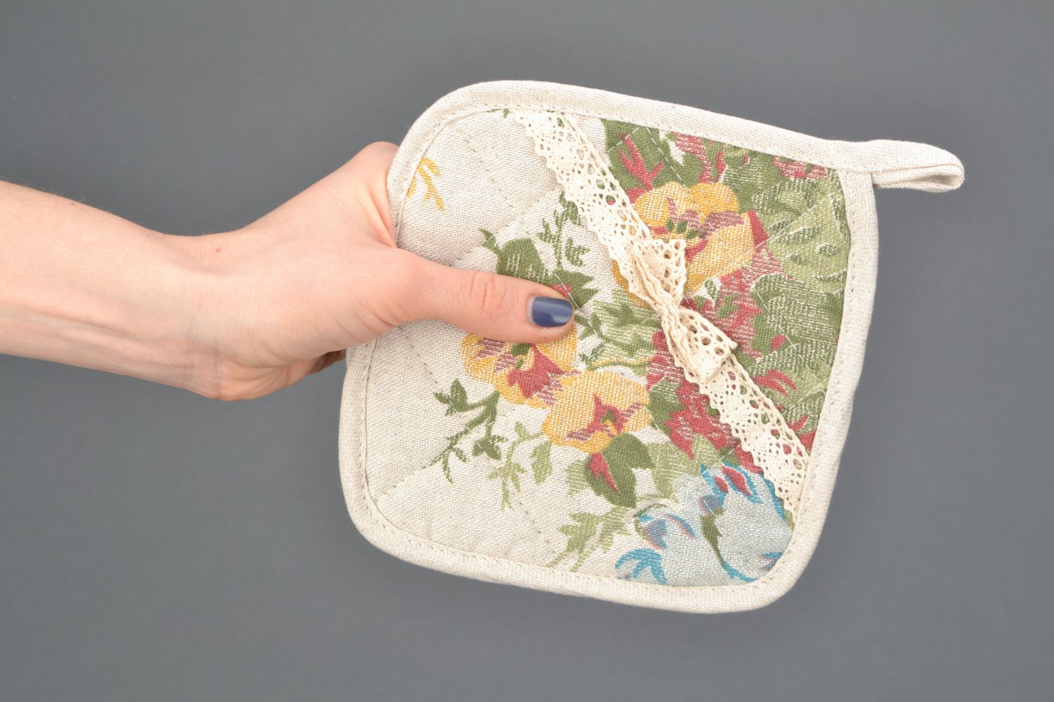Manique carrée en coton et polyamide avec dentelle et motif floral faite main photo 2