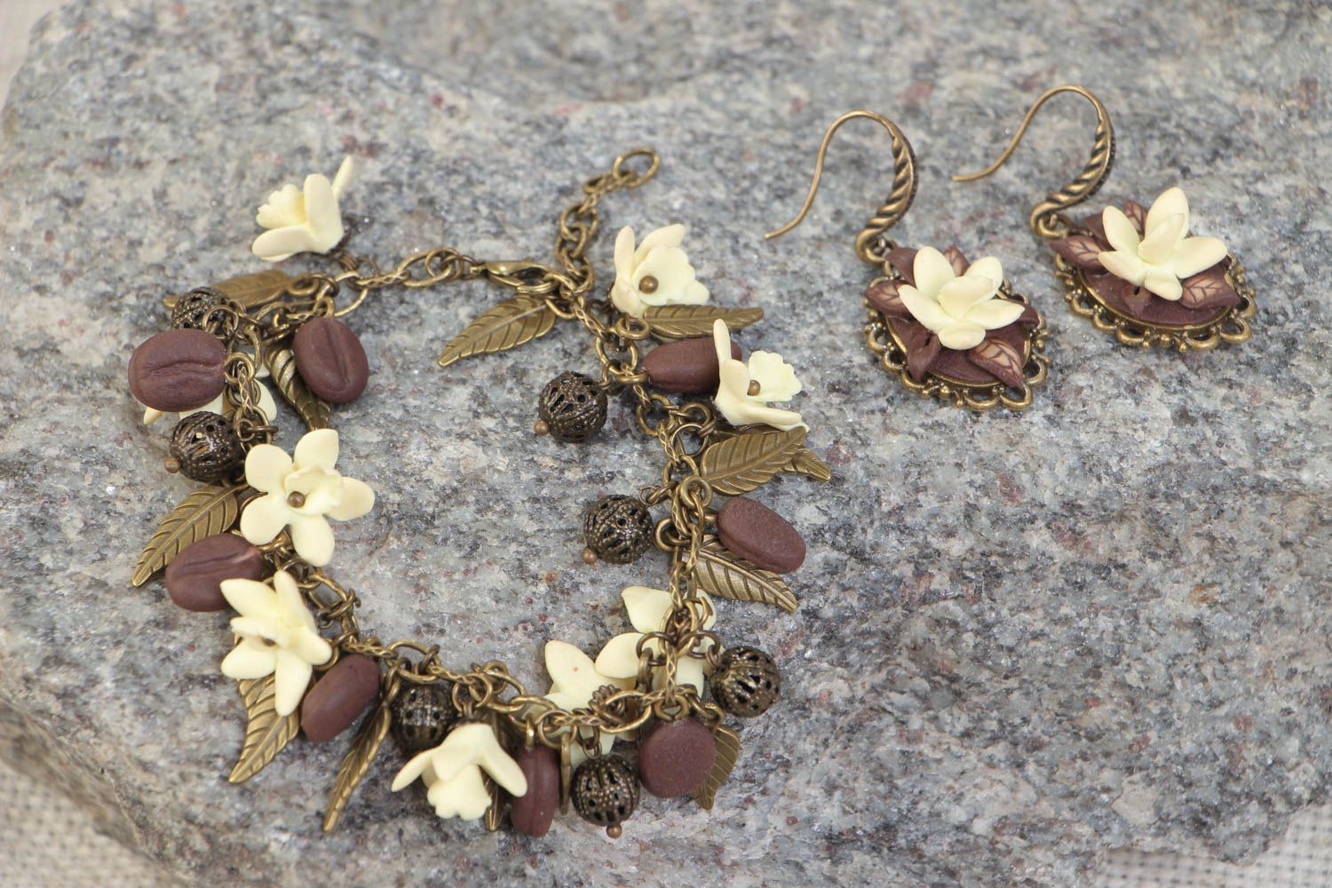 Set of 2 pieces earrings and a chain charm bracelet with Coffee and Vanilla flowers on the bronze base photo 1