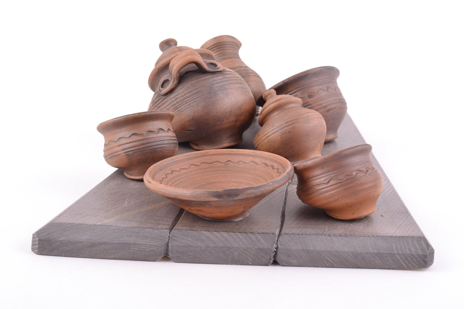 Объемное панно в виде деревянной доски с глиняной посудой настенное хэнд мэйд фото 3