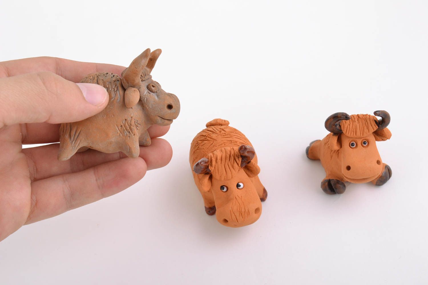 Keramische Statuetten Set aus Ton mit Bemalung in Form von drei Ochsen handmade foto 2