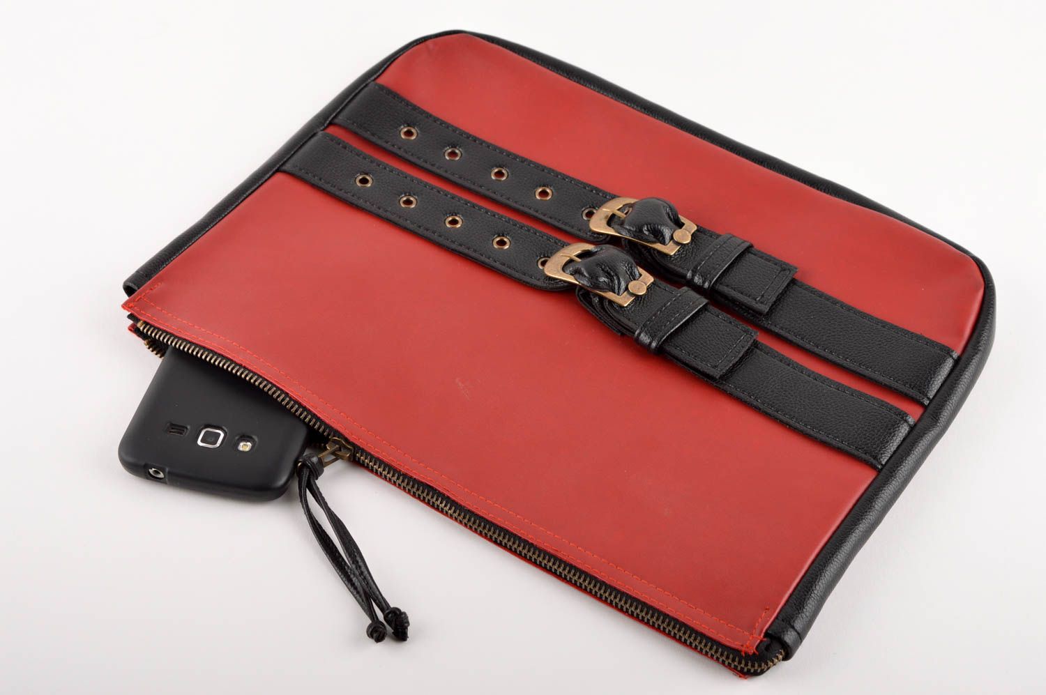 Bolso de mano negro y rojo clutch cartera hecho a mano accesorio de moda foto 1