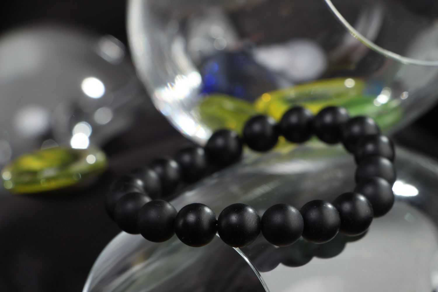 Handmade schwarzes Armband mit Natursteinen für Frauen foto 4