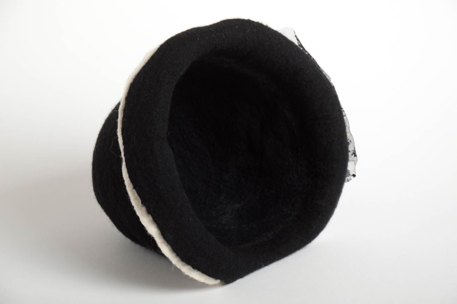 Шапка ручной работы монохромная зимняя шапка с цветком женская шапка с вуалью фото 4