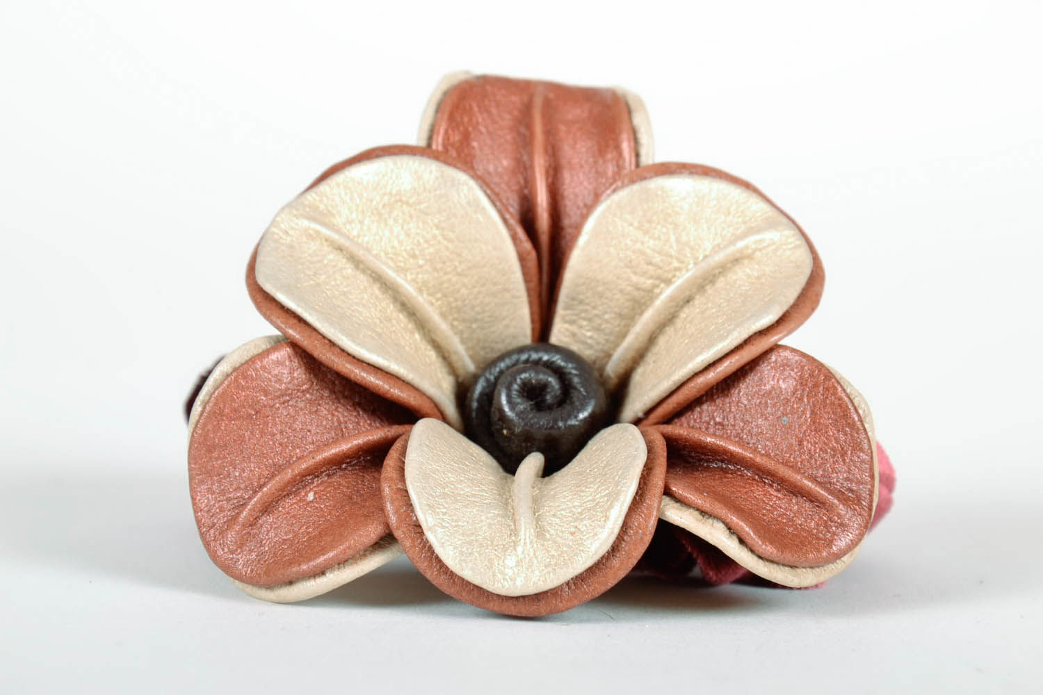 Gentle scrunchy made of genuine leather photo 3