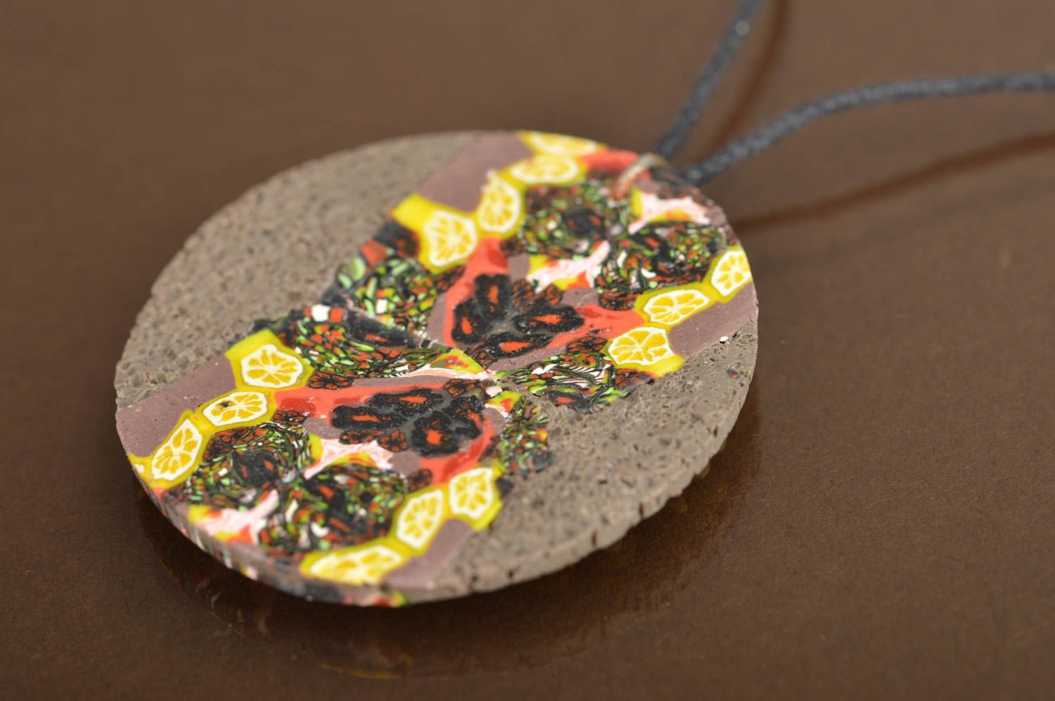 Handmade round grey pendant made of polymer clay decorated with yellow flowers photo 4